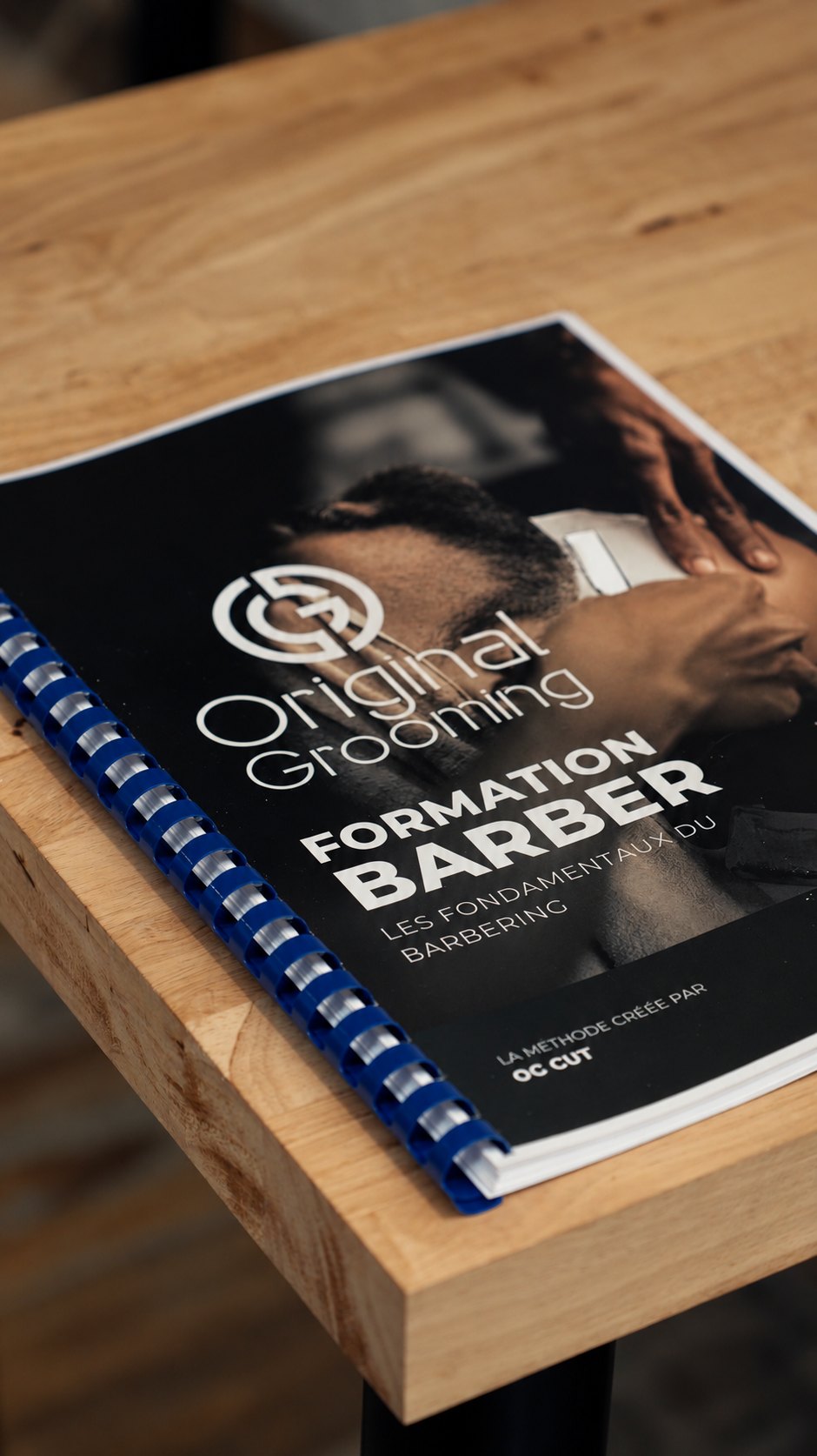 Le support de cours relié « Formation Barber — Les fondamentaux du barbering », méthode créée par OG Cut